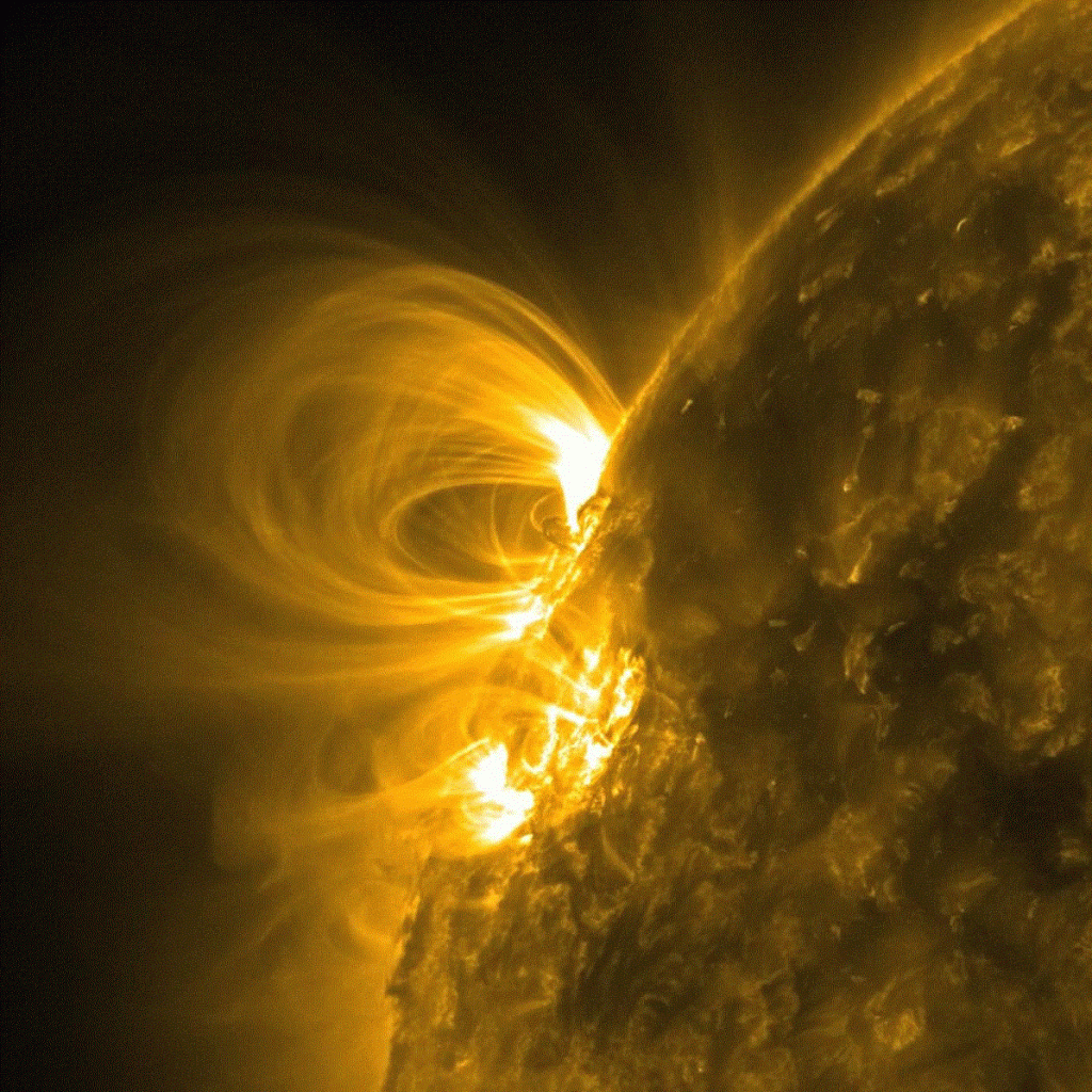Billede af en solplet taget i ekstremt ultraviolet lys. Man kan på billedet se de magnetiske feltlinjer der bryder igennem Solens overflade og trænger langt ud i Solens kromosfære og corona. Disse magnetiske strukturer, der er flere millioner grader varme, kan føre til de omtalte eksplosioner på Solens overflade. Således førte de strukturer vi ser på dette billede til en række eksplosioner på Solens overflade i starten af marts 2011. Billedet er taget af NASA’s SDO mission.