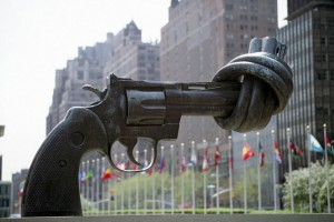 Karl Fredrik Reuterswards skulptur, Non Violence, som er placeret uden for FNs hovedkvarter i New York. FNs hovedformål er at sikre verdensfreden.