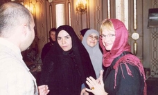 Skik følge eller land fly? Pia Kjærsgaard iklædt tørklæde på et besøg i Iran. Er hun mere tro mod sig selv, end Johanne Schmidt Nielsen og Enhedslisten er.