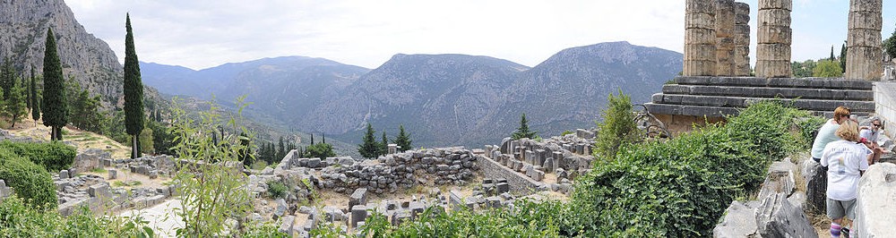 Udsigt fra Apollons tempel i Delphi. Wiki commons. Photo by Fred Martin Kaaby.